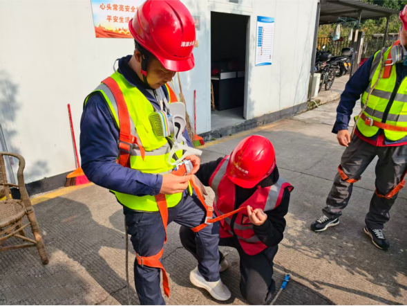 雙色標識劃職責 規范防護護安全——清源水務公司有限空間作業管理再提質